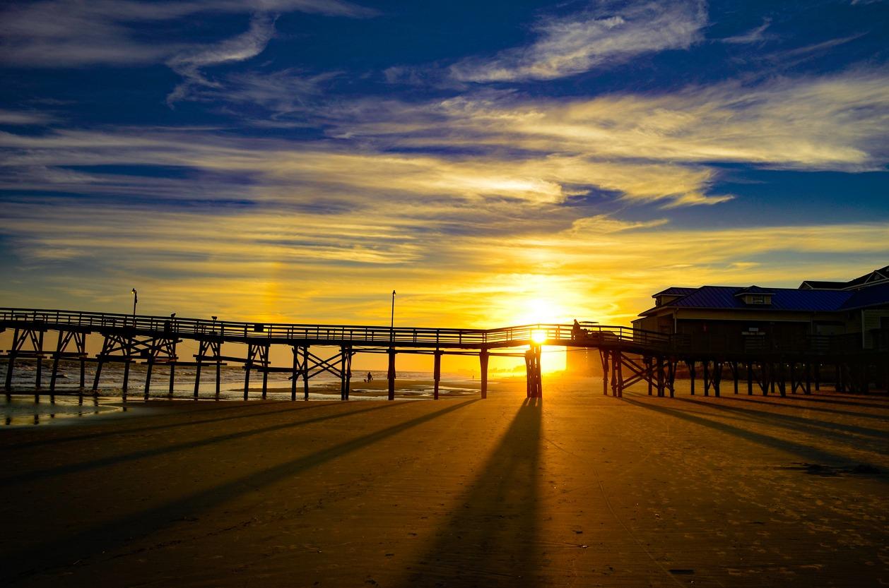 picture of sunrise in north myrtle beach with a fishing pier